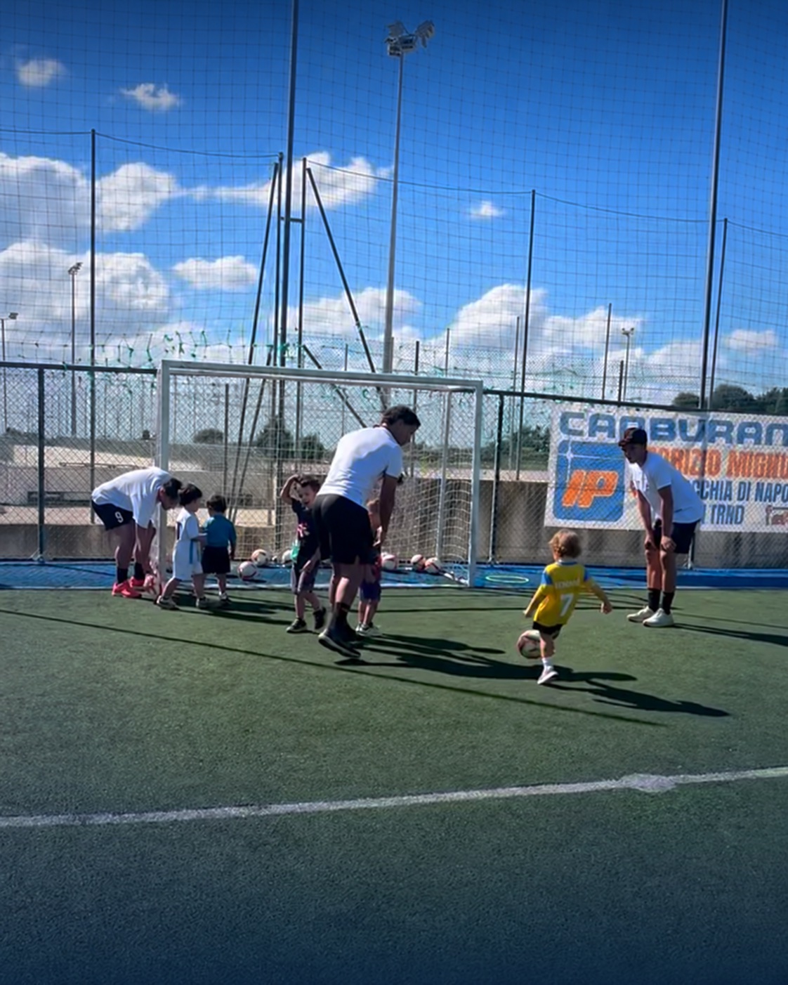 Bambini con il pallone e tre coach durante il Baby Calcio al Campo Maracanà di Velletri